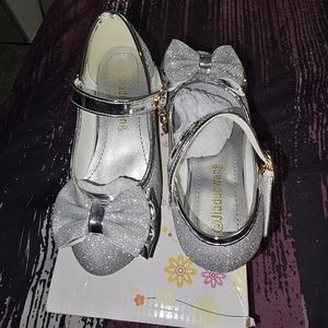 Girls silver shoes sz 28